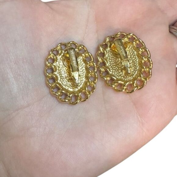 Sarah Coventry Gold Toned Oval Ornate Clip On Earrings - Picture 4 of 7